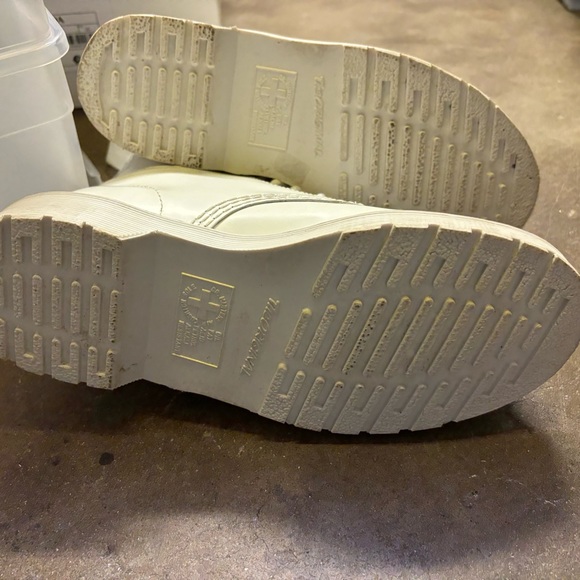 Dr. Martens Mono lace up boots in all white - Picture 3 of 5